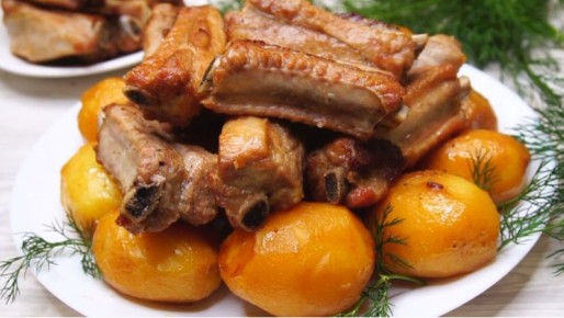 Потрясающее сочетание: золотистый картофель с ребрышками