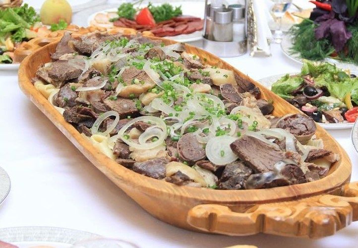 Бешбармак: не просто еда, а настоящая кулинарная поэма