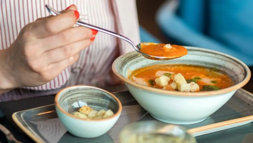 Как правильно лакомиться супом: секреты ресторанного этикета