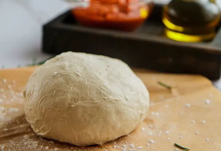 Легкое тесто для пиццы: готовим быстрее и проще