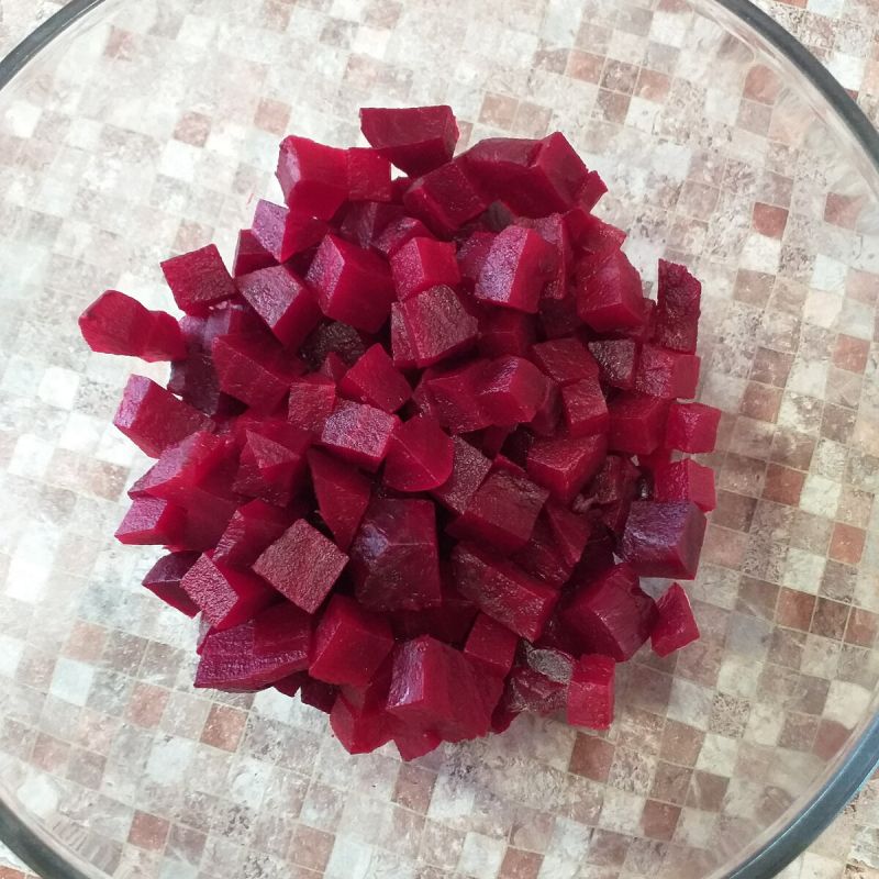 Яркий и простой салат из свёклы с брынзой и кедровыми орешками