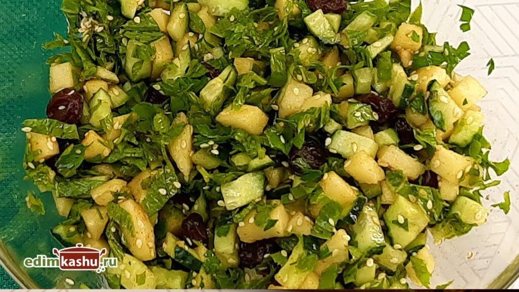 Салат с огурцами и яблоками