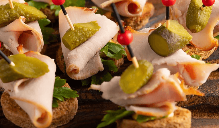 Яркие мясные канапе для новогоднего стола: простые и вкусные идеи