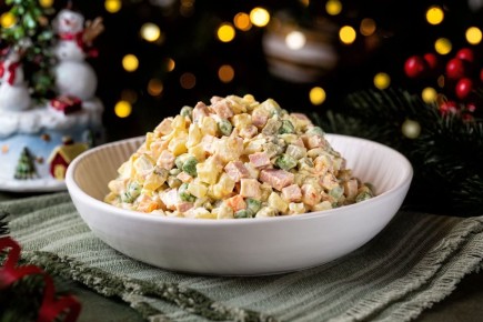 Секреты оливье: гастроэнтеролог определил идеальную порцию