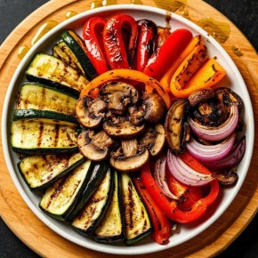 Вкус лета: овощи-гриль с йогуртовым соусом с чесноком