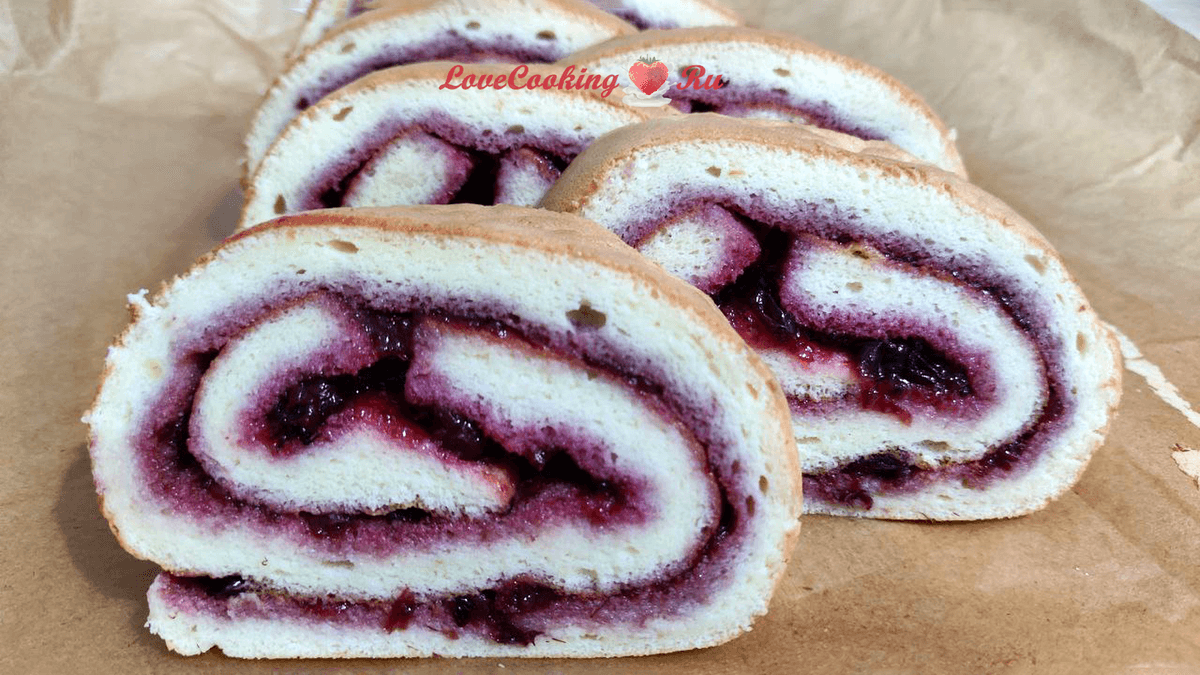 Нежный бисквитный рулет с вареньем: простой и вкусный десерт