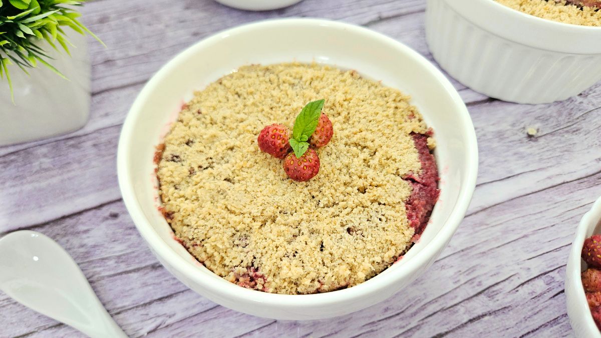 Вдохновение для сладкоежек: Творожно-ягодная запеканка с хрустящей крошкой