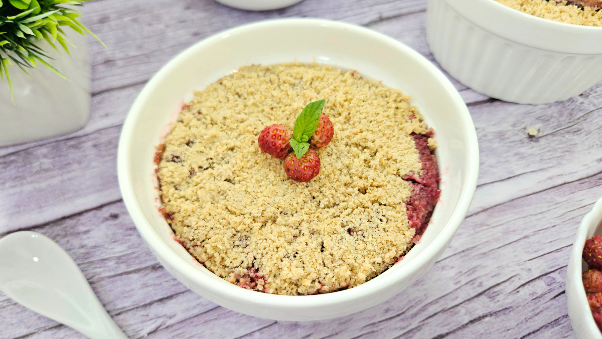 Вдохновение для сладкоежек: Творожно-ягодная запеканка с хрустящей крошкой