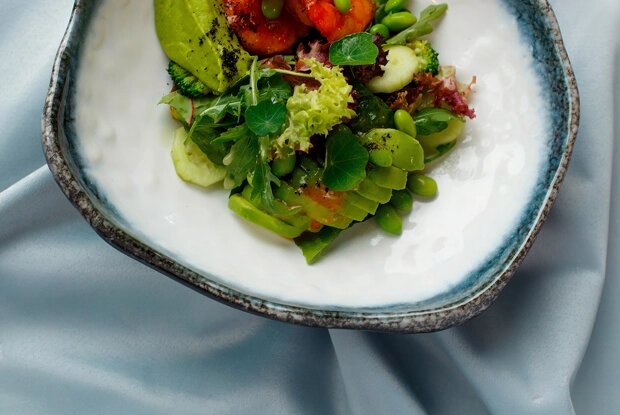 Салат с креветками и авокадо: оригинальный подход шефа