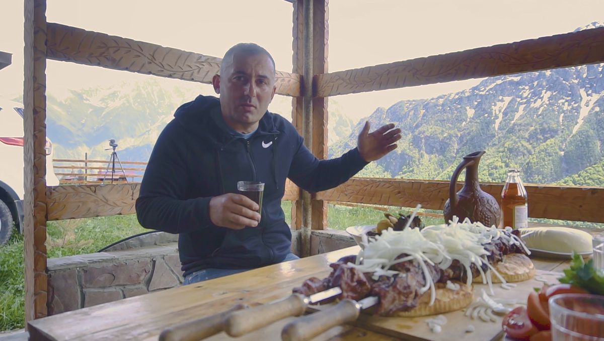 Сладкий и горький язык: мудрость в простом тосте