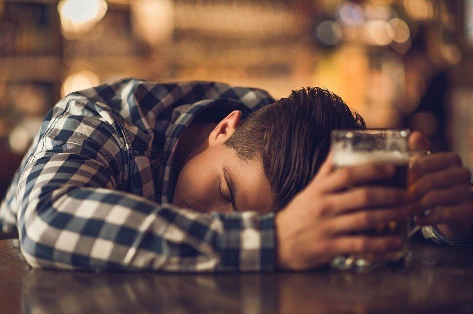 Обслуживание пьяного клиента: когда стоит вызвать охрану