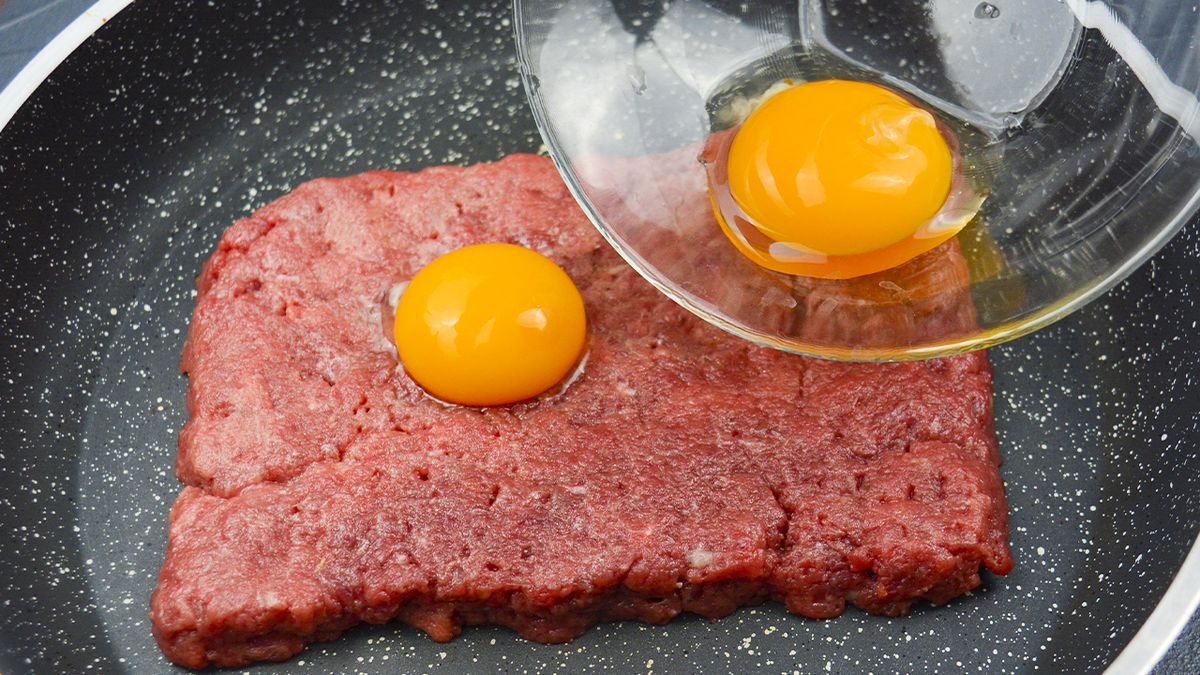Простой и сытный перекус: фарш с яйцами за 30 минут