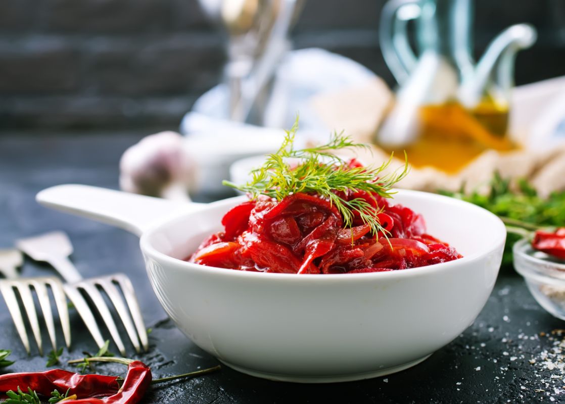 Теплый свекольный салат: полезное и вкусное блюдо февраля