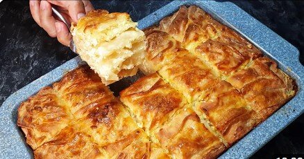 Нежная слоистая выпечка с молочной заливкой: простой рецепт для чая