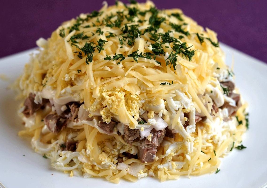 Как приготовить салат "Мужской каприз": простое и вкусное блюдо для праздника