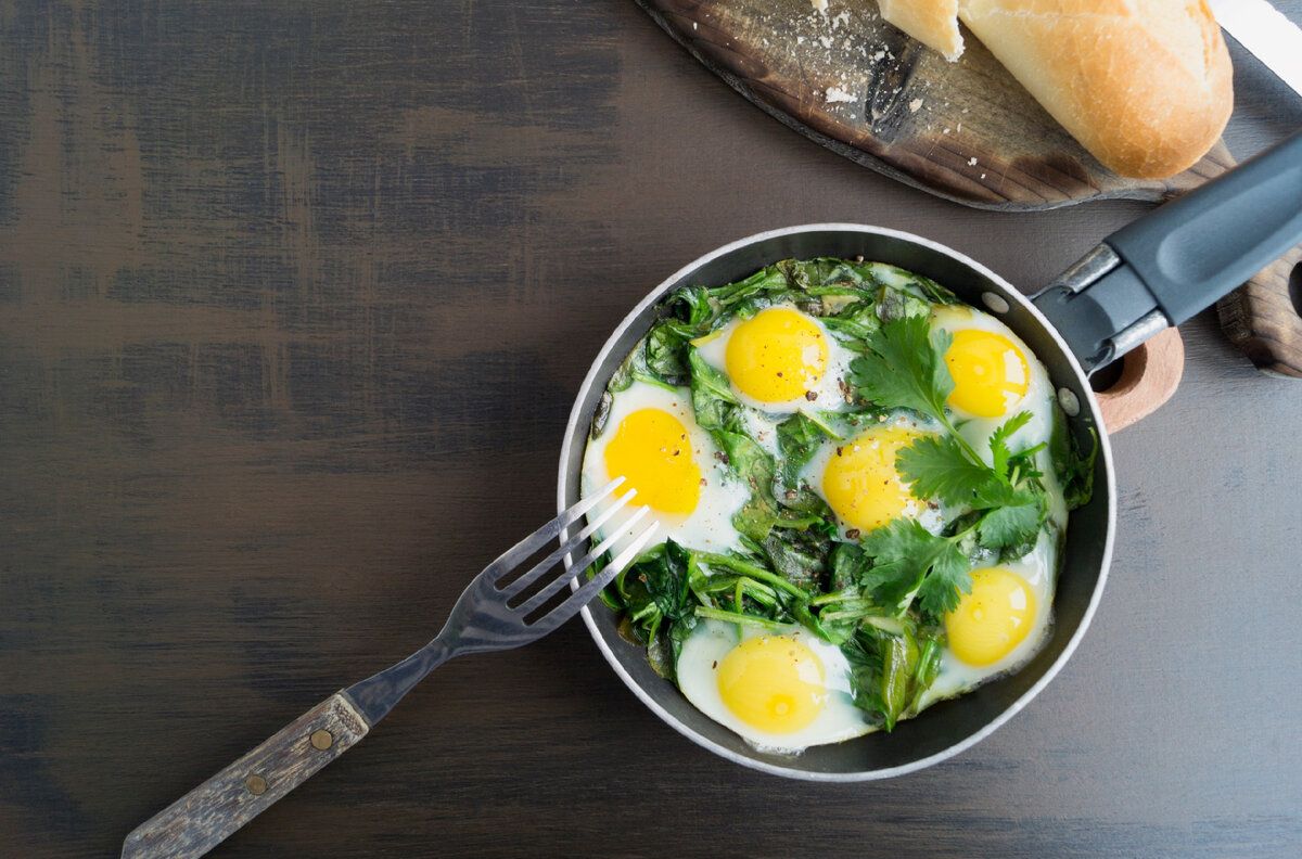 Сочное сочетание шпината и яиц для простого завтрака