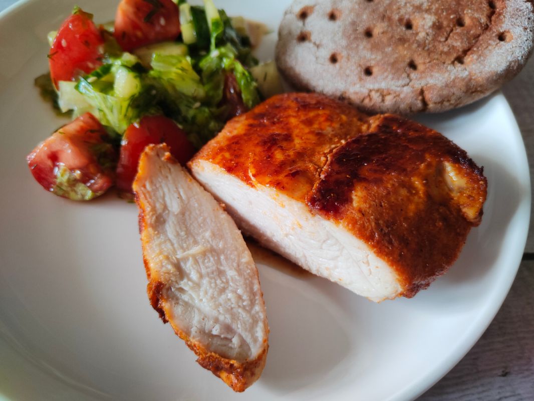 Как приготовить куриную грудку в духовке: секреты нежности и вкуса