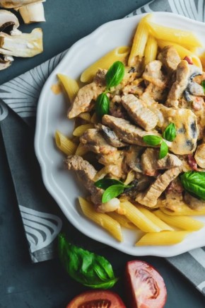 Сочное мясо с грибами в нежном сливочном соусе