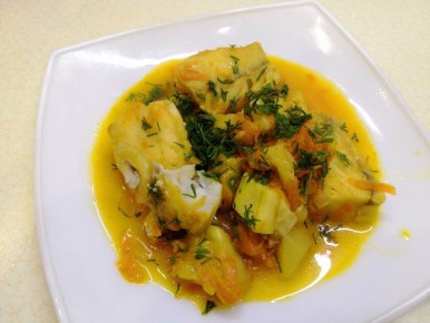 Нежное филе минтая с овощами на сковороде