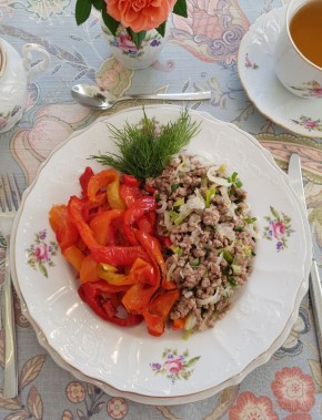 Сытное рагу из фарша с луком и запечённым сладким перцем