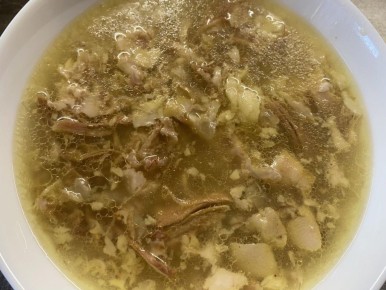 Как бабушкина хитрость делает холодец из свиных ножек наваристым и прозрачным