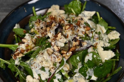 Восхитительный салат с грушей и горгонзолой: новое творение от шефа Маттео Лаи