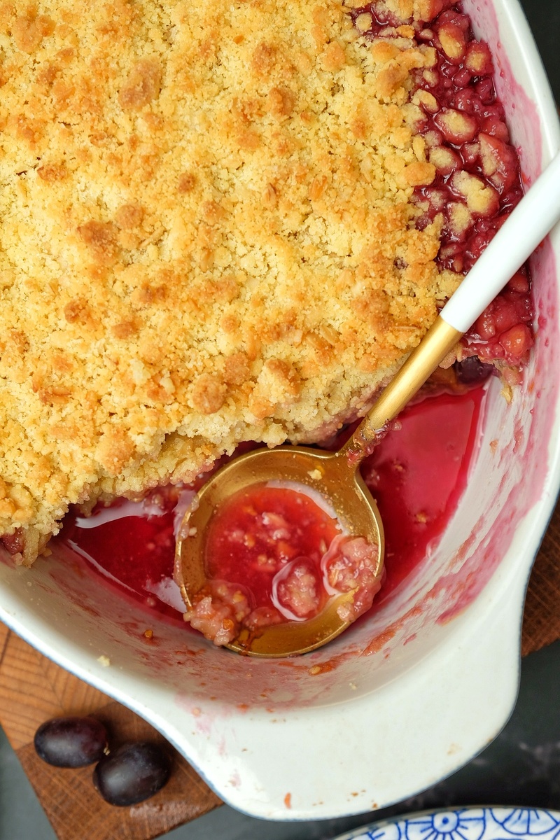 Летнее наслаждение: Крамбл с чёрным виноградом и сливами