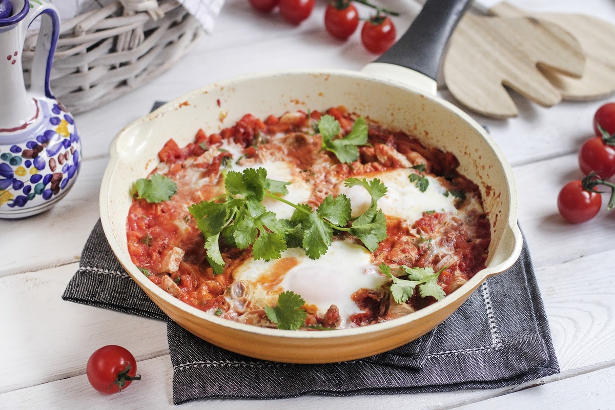 Как приготовить идеальную шакшуку с индейкой и томатами