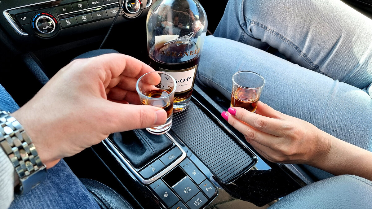 Разбираем нюансы распития алкоголя в припаркованной машине