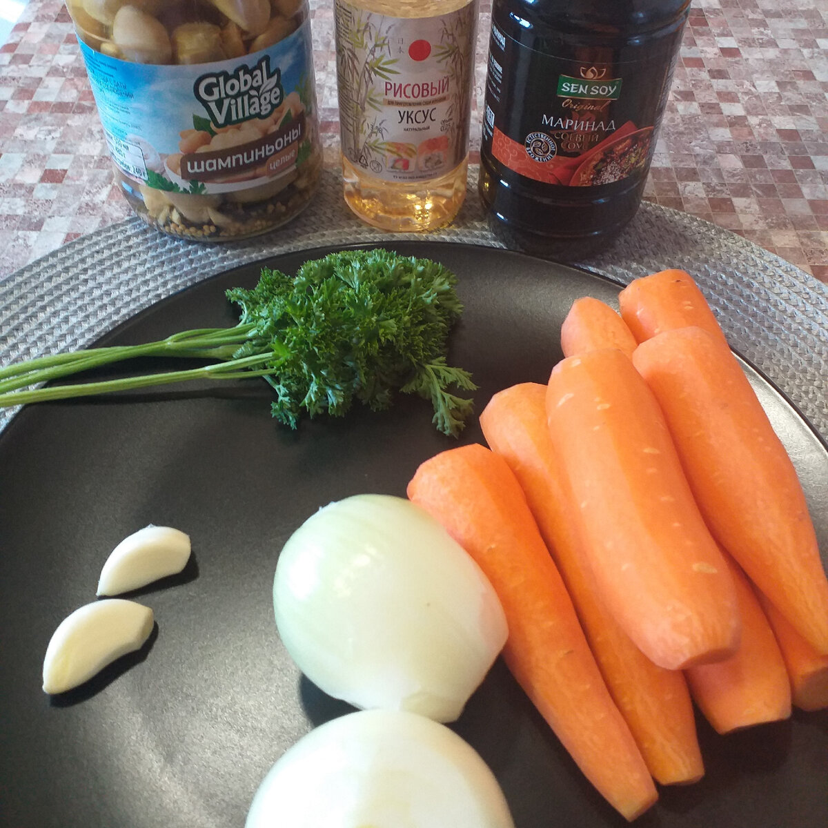 Салат из маринованных шампиньонов и моркови