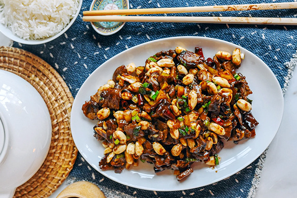 Кунг Пао с говядиной — взрыв вкуса с хрустящими орехами и пряным соусом