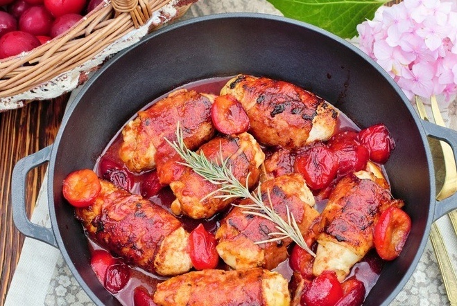 Непотопляемые куриные рулетики в беконе с ярким сливовым соусом