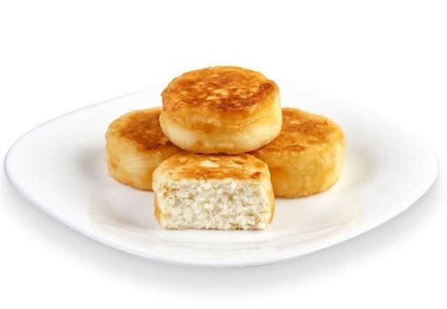 Что скрывает название сырников: погружение в историю любимого блюда