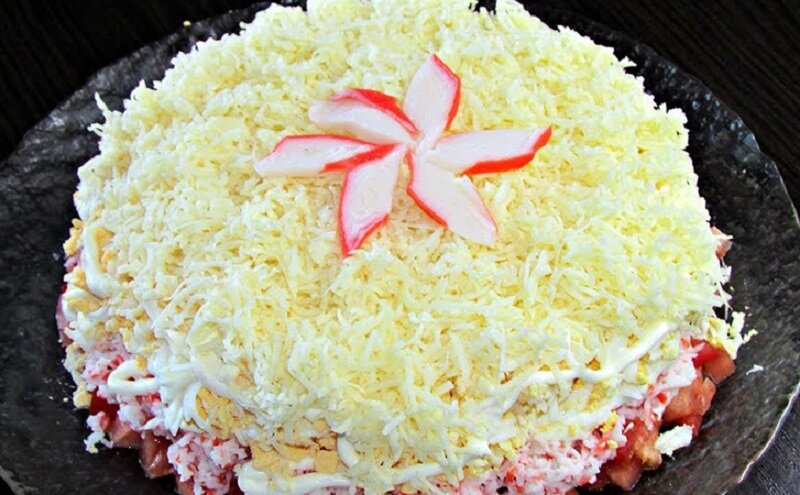 Нежный салат из крабовых палочек, который украсит любой праздник