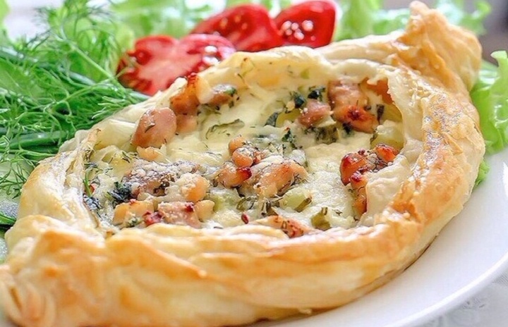 Слоёные пироги-лодочки с картофелем и свининой