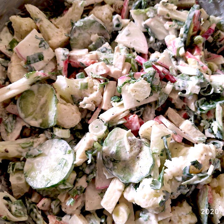 Идеальный салат с цветной капустой и крабовым мясом для любителей полезной еды