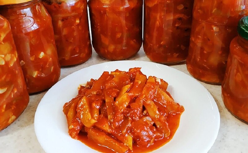 Незаменимый овощной салат на зиму: перцы и кабачки в главной роли