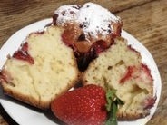 Нежные маффины со сметаной и клубникой: быстрый рецепт