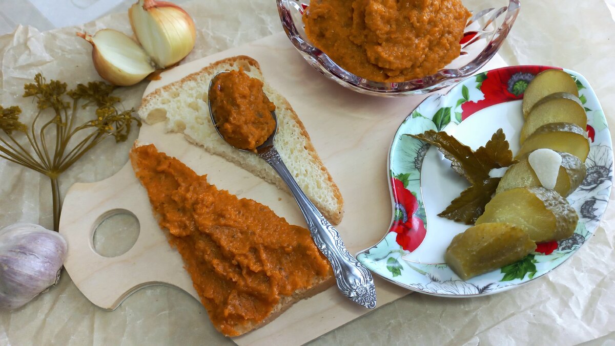 Яркая закуска из соленых огурцов: просто и вкусно