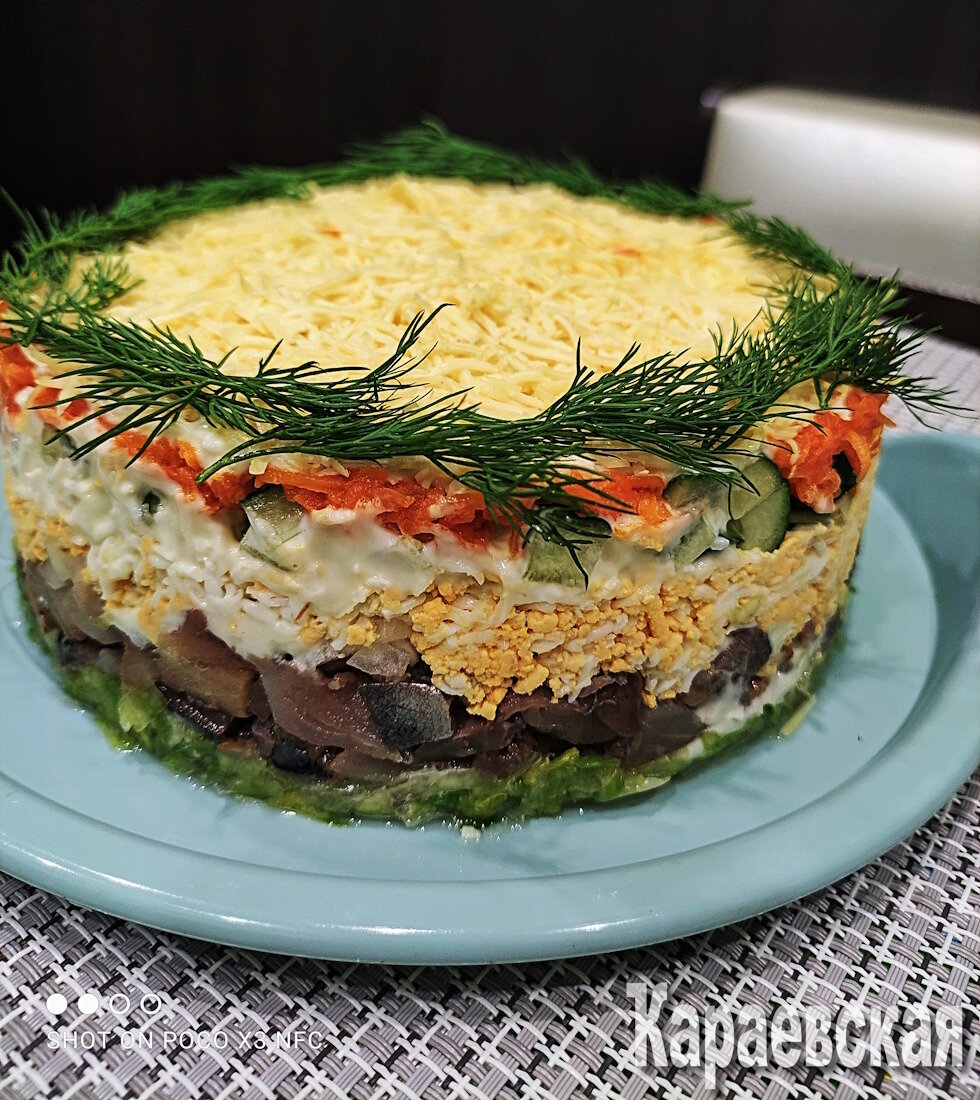 Салат с копченой скумбрией: идеальное блюдо для праздничного стола