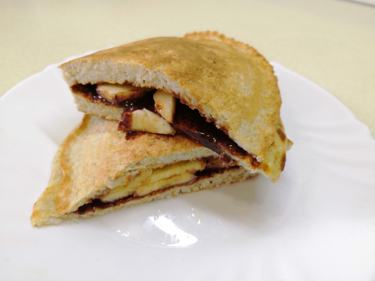 Наслаждайтесь универсальным овсяноблинчиком с шоколадом и бананом