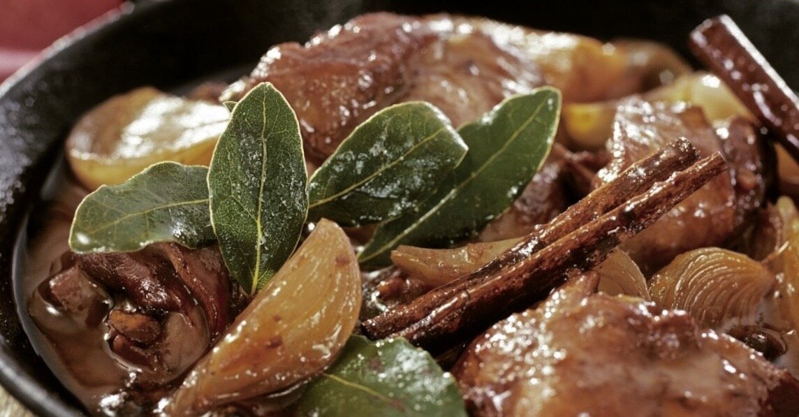 Как подготовить идеальную свинину по-охотничьи с насыщенным винным соусом