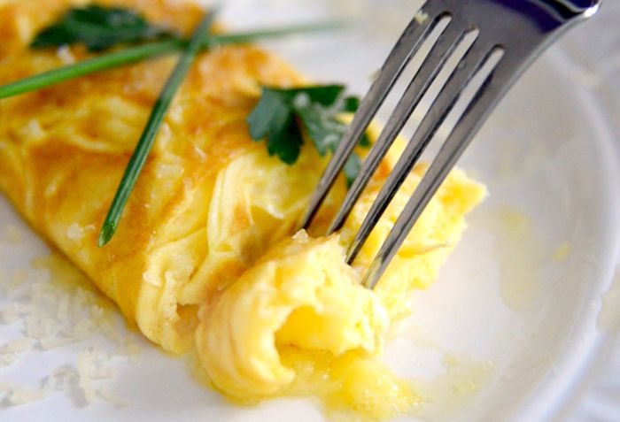 Секреты нежных французских омлетов: как добиться безупречной текстуры