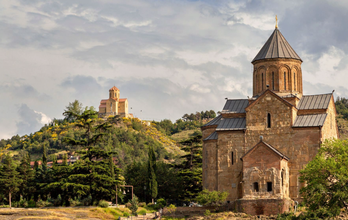 Скальный храм Метехи: история и легенды Тбилиси