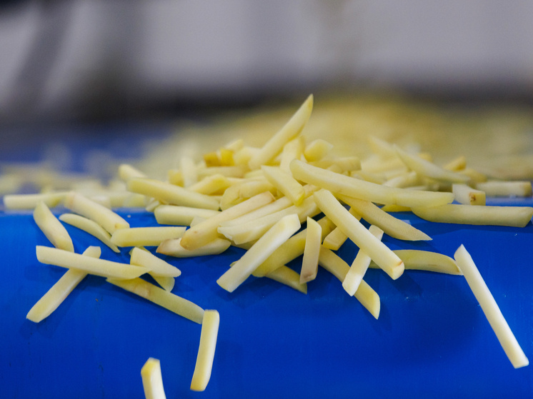 На пляжах Суссекса оказалось море картофеля фри