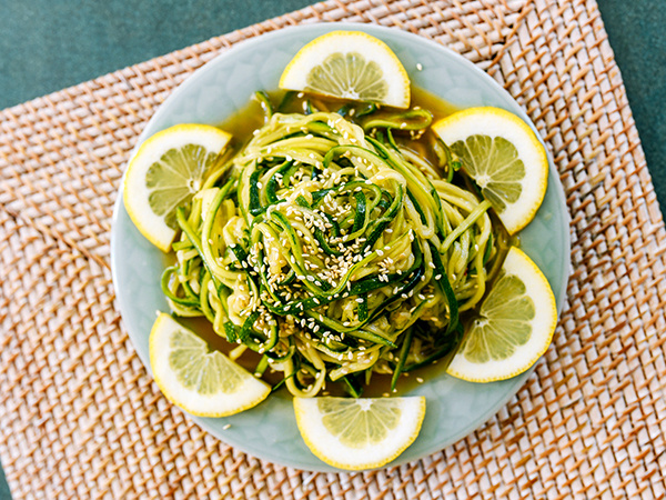 Летнее спасение: хрустящий салат из цукини за 10 минут