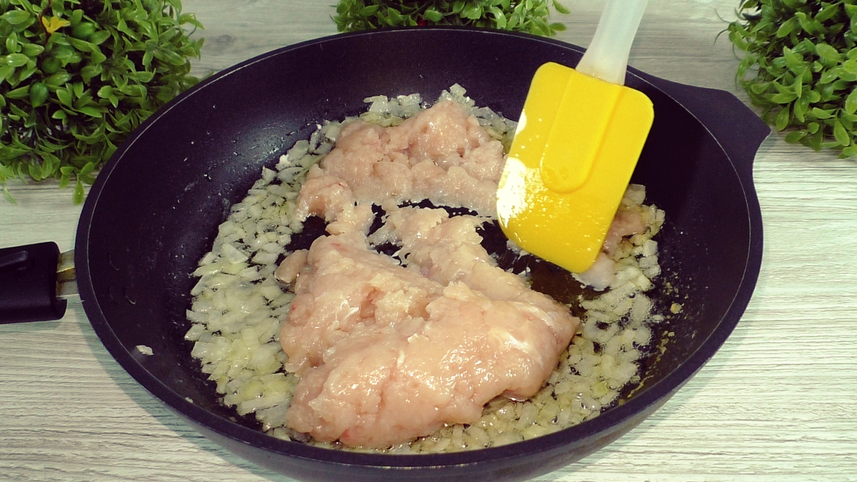 Вкусный заливной пирог на сковороде с квашеной капустой и мясом