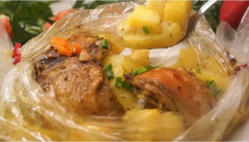 Легкий и вкусный ужин: картофель с курицей в рукаве для уютного вечера