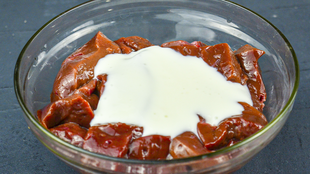 Нежная говяжья печень с кефиром: просто и вкусно