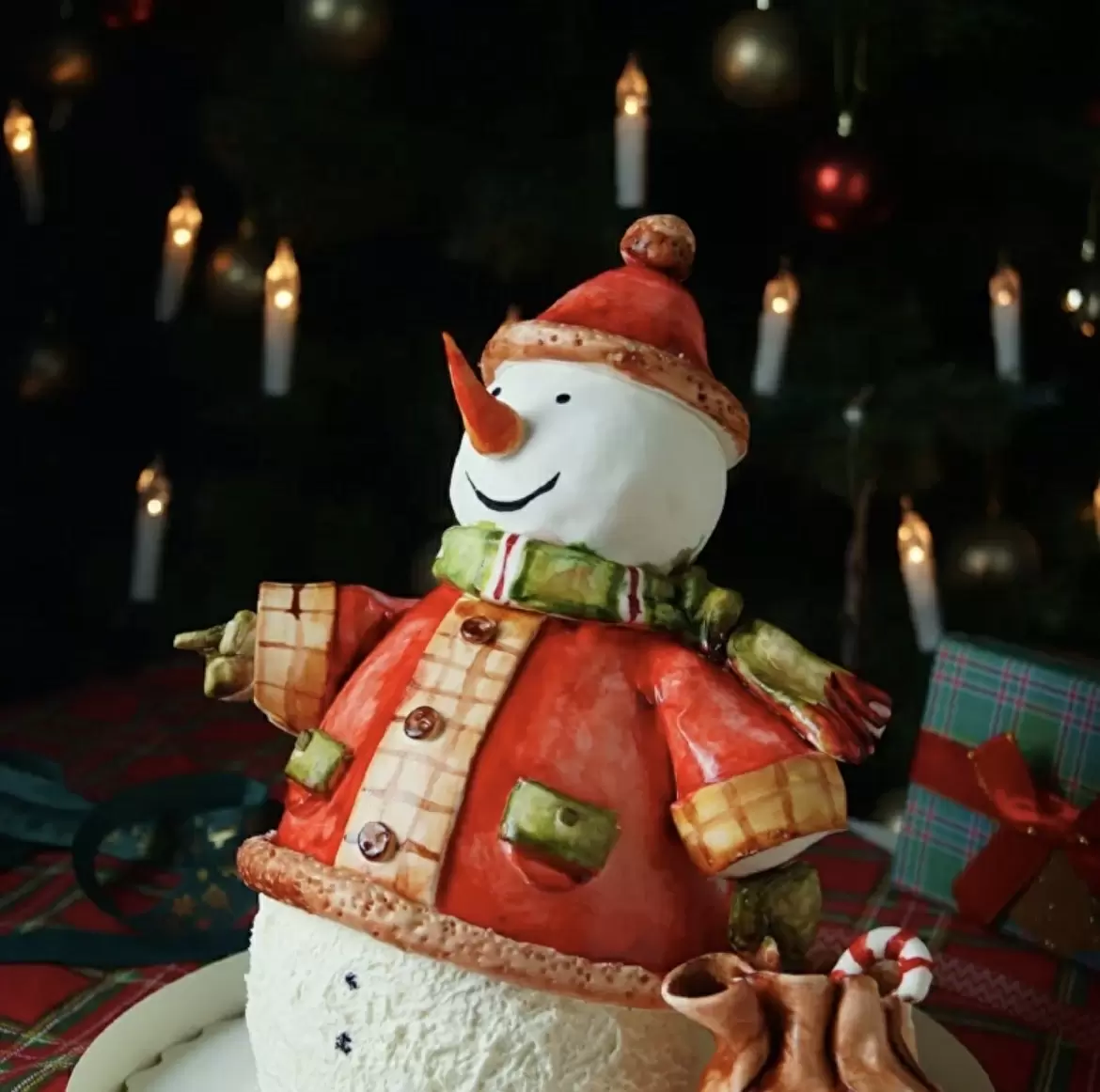 Кулинарное искусство в зимнем образе: создайте очаровательного снеговика из торта